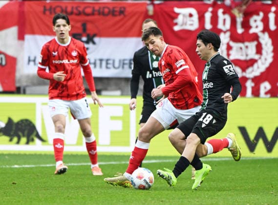 Soccer 2 Bundesliga Season 2025 26 1 FC Kaiserslautern 18 02 2026 Fritz Walter Stadion 1 FC Kaiserslautern fck Hannover 96 h Daniel HANSLIK 1 FC Kaiserslautern , li Daissuke YOKOTA Hannover 96 1 FC Kaiserslautern
