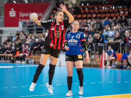 Annika Ingenpass TSV Bayer 04 Leverkusen, 02 has prevailed against Merja Wohlfeil Rostocker HC, 13 and throws TSV Bayer 04 Leverkusen vs Rostocker Handball Club, Handball, ALSCO Handballbundesliga Frauen, 14 Spieltag, Saison 2025 2026, 18 01 2026 TSV Bayer 04 Leverkusen vs Rostocker Handball Club, Handball, ALSCO Handballbundesliga Frauen, 18 Spieltag, Saison 2025 2026, 18 01 2026 Leverkusen Copyright: xEibner-Pressefoto ThomasxHaeslerx EP_THR