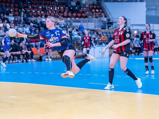 Merja Wohlfeil Rostocker HC, 13 has prevailed against Henriette Clauberg TSV Bayer 04 Leverkusen, 14 and throws TSV Bayer 04 Leverkusen vs Rostocker Handball Club, Handball, ALSCO Handballbundesliga Frauen, 14 Matchday, Season 2025 2026, 18 01 2026 TSV Bayer 04 Leverkusen vs Rostocker Handball Club, Handball, ALSCO Handballbundesliga Frauen, 18 Matchday, Season 2025 2026, 18 01 2026 Leverkusen Copyright: xEibner-Pressefoto ThomasxHaeslerx EP_THR