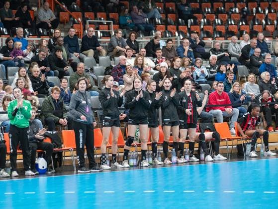The Leverkusen bench celebrates a successful defense TSV Bayer 04 Leverkusen vs Rostocker Handball Club, Handball, ALSCO Handballbundesliga Frauen, 14 Spieltag, Saison 2025 2026, 18 01 2026 TSV Bayer 04 Leverkusen vs Rostocker Handball Club, Handball, ALSCO Handballbundesliga Frauen, 18 Spieltag, Saison 2025 2026, 18 01 2026 Leverkusen Copyright: xEibner-Pressefoto ThomasxHaeslerx EP_THR