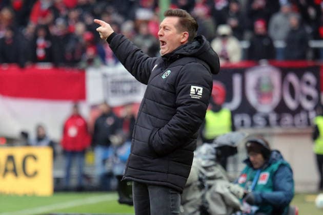 2 Bundesliga 1 FC Kaiserslautern Hannover 96 on 18 01 2026 at Fritz Walter Stadium in Kaiserslautern Coach Christian Titz Hannover 96 gives instructions, gesticulates, gesticulate with arms gives instructions, gesticulate SM