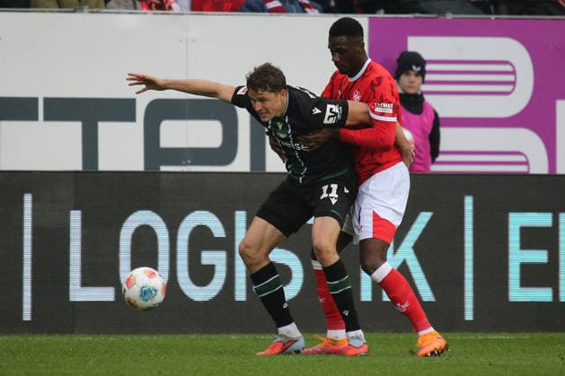 2 Bundesliga 1 FC Kaiserslautern Hannover 96 on 18 01 2026 at the Fritz Walter Stadium in Kaiserslautern Benedikt Pichler Hannover 96 Maxwell Gyamfi 1 FC Kaiserslautern duel, action, action, battle for the ball SM