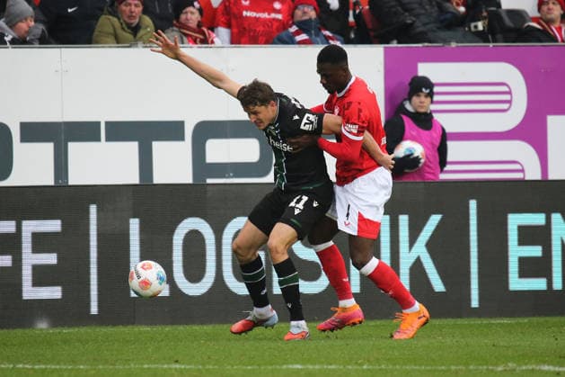 2 Bundesliga 1 FC Kaiserslautern Hannover 96 on 18 01 2026 at the Fritz Walter Stadium in Kaiserslautern Benedikt Pichler Hannover 96 Maxwell Gyamfi 1 FC Kaiserslautern duel, action, action, battle for the ball SM