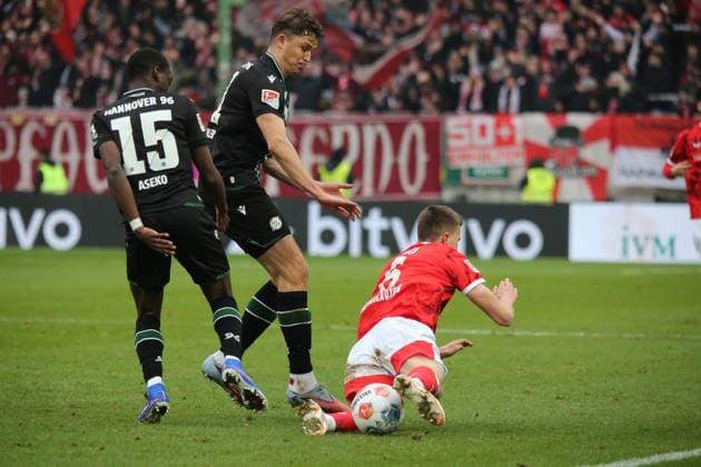 2 Bundesliga 1 FC Kaiserslautern Hannover 96 on 18 01 2026 at Fritz Walter Stadium in Kaiserslautern Noel Aseko Hannover 96 Benedikt Pichler Hannover 96 Fabian Kunze 1 FC Kaiserslautern duel, action, action, battle for the ball SM