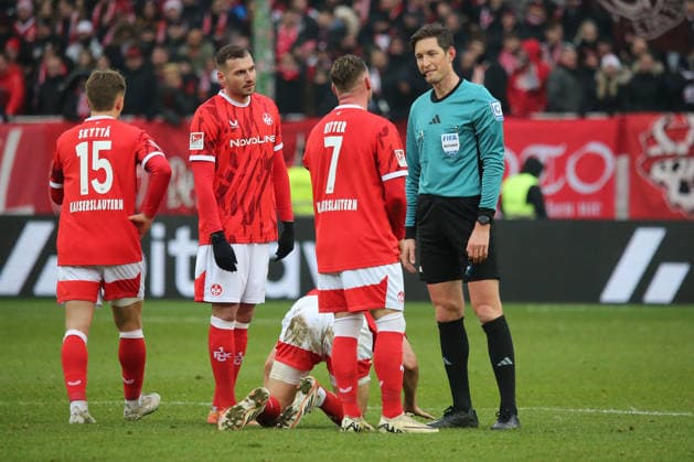 2 Bundesliga 1 FC Kaiserslautern Hannover 96 on 18 01 2026 at Fritz Walter Stadium in Kaiserslautern Marlon Ritter 1 FC Kaiserslautern ree Matthias Jöllenbeck SM