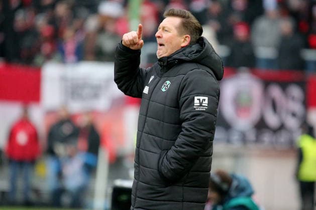 2 Bundesliga 1 FC Kaiserslautern Hannover 96 on 18 01 2026 at Fritz Walter Stadium in Kaiserslautern Coach Christian Titz Hannover 96 gives instructions, gesticulates, gesticulate with arms gives instructions, gesticulate SM