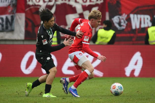2 Bundesliga 1 FC Kaiserslautern Hannover 96 on 18 01 2026 at the Fritz Walter Stadium in Kaiserslautern Daisuke Yokota Hannover 96 Mika Haas 1 FC Kaiserslautern duel, action, action, battle for the ball SM