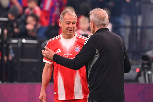 Juergen KLINSMANN (FC Bayern Muenchen), mit Karl Heinz Koerbel (Eintracht Frankfurt)- FC Bayern Muenchen vs Juventue Turin FC Bayern Muenchen Legends Cup 2026 am 18.01.2026. SAP Garden Muenchen, *** Juergen KLINSMANN FC Bayern Muenchen , with Karl Heinz Koerbel Eintracht Frankfurt FC Bayern Muenchen vs Juventue Turin FC Bayern Muenchen Legends Cup 2026 on 18 01 2026 SAP Garden Muenchen,