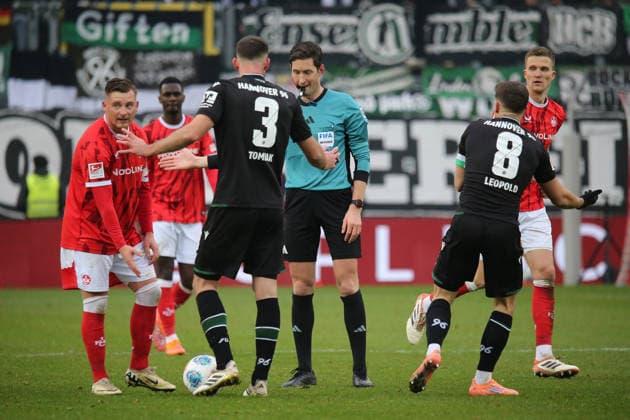 2 Bundesliga 1 FC Kaiserslautern Hannover 96 on 18 01 2026 at the Fritz Walter Stadium in Kaiserslautern Marlon Ritter 1 FC Kaiserslautern Boris Tomiak Hannover 96 Referee Referee Matthias Jöllenbeck Enzo Leopold Hannover 96 SM