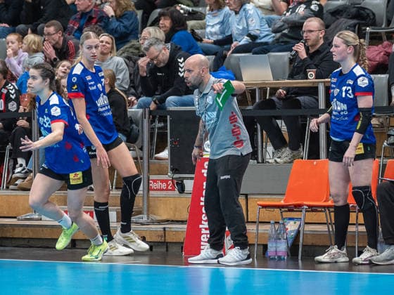 Dominic Buttig Rostocker HC, Coach gives instructions to his team TSV Bayer 04 Leverkusen vs Rostocker Handball Club, Handball, ALSCO Handballbundesliga Frauen, Matchday 14, Season 2025 2026, 18 01 2026 TSV Bayer 04 Leverkusen vs Rostocker Handball Club, Handball, ALSCO Handballbundesliga Frauen, Matchday 18, Season 2025 2026, 18 01 2026 Leverkusen Copyright: xEibner-Pressefoto ThomasxHaeslerx EP_THR