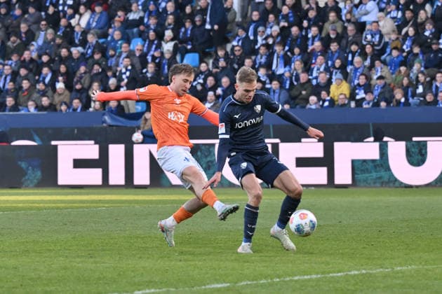 Own goal by Leandro Morgalla VfL Bochum to 2 3, left Luca Marseiler SV Darmstadt 98 18 01 2026, Soccer 2 Bundesliga, Season 2025 2026, 18 Matchday, VfL Bochum SV Darmstadt 98 DFL regulations prohibit any use of photographs as image sequences and or quasi video Bochum Vonovia Ruhrstadion Nordrhein Westfalen Germany Team2