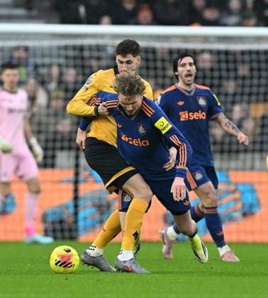 Nick Woltemade of Newcastle United battles with Santiago Bueno of Wolverhampton Wanderers Wolverhampton Wanderers v Newcastle United, Premier League, Football, Molineux, Wolverhampton, UK - 18 Jan 2026Wolverhampton Molineux United Kingdom EDITORIAL USE ONLY No use with unauthorised audio, video, data, fixture lists, club league logos or live services. Online in-match use limited to 120 images, no video emulation. No use in betting, games or single club league player publications. Copyright: xAnnaxGowthorpe Shutterstockx 16348228w