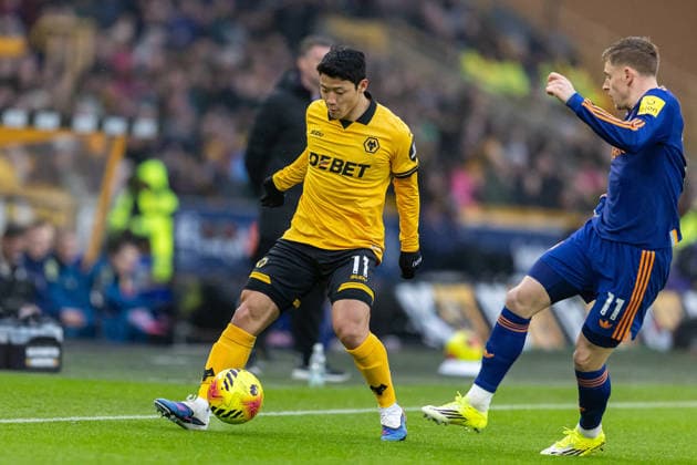Wolverhampton Wanderers v Newcastle United, Premier League Wolverhampton Wanderers forward Hwang Hee-Chan (11) battles for possession during the Premier League match between Wolverhampton Wanderers and Newcastle United at Molineux, Wolverhampton, UK on 18 January 2026. Wolverhampton Molineux West Midlands UK Editorial use only DataCo restrictions apply See www.football-dataco.com , Copyright: xManjitxNarotrax PSI-23598-0008