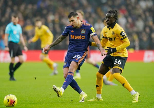Wolverhampton, England, 18th January 2026. Bruno Guimaraes of Newcastle United (l) and Mateus Mane of Wolverhampton Wanderers (r) during the Wolverhampton Wanderers vs Newcastle United Premier League match at Molineux, Wolverhampton. Picture credit should read: Andrew Yates Sportimage EDITORIAL USE ONLY. No use with unauthorised audio, video, data, fixture lists, club league logos or live services. Online in-match use limited to 120 images, no video emulation. No use in betting, games or single club league player publications. SPI_046_AY_Wolves_Newcastle SPI-4461-0045
