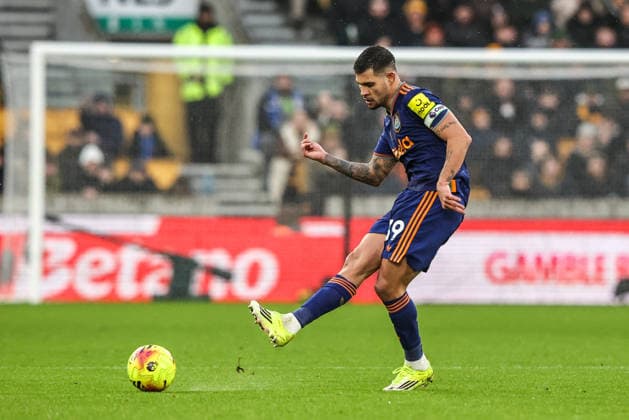 Premier League Wolverhampton Wanderers v Newcastle United Bruno Guimaraes of Newcastle United passes the ball during the Premier League match Wolverhampton Wanderers vs Newcastle United at Molineux, Wolverhampton, United Kingdom, 18th January 2026 (Photo by Alfie Cosgrove News Images) Wolverhampton Molineux West Midlands United Kingdom Copyright: xAlfiexCosgrove NewsxImagesx