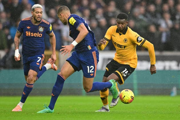 Wolverhampton Wanderers v Newcastle United, Premier League Wolverhampton Wanderers defender Yerson Mosquera (15) sprints forward with the ball Newcastle United defender Malick Thiaw (12) during the Premier League match between Wolverhampton Wanderers and Newcastle United at Molineux, Wolverhampton, UK on 18 January 2026. Wolverhampton Molineux West Midlands UK Editorial use only DataCo restrictions apply See www.football-dataco.com , Copyright: xDennisxGoodwinx PSI-23590-0043