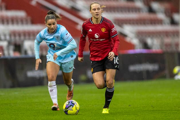 18th January 2026; Leigh Sports Village, Manchester, England; Womens FA Cup Football, Manchester United, ManU versus Burnley; Lisa Naalsund of Manchester United Women looks to pass the ball  TimxWilliams Content restricted for UK based newspaper