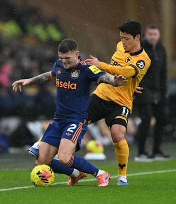 Kieran Trippier of Newcastle United and Hwang Hee-chan of Wolverhampton Wanderers Wolverhampton Wanderers v Newcastle United, Premier League, Football, Molineux, Wolverhampton, UK - 18 Jan 2026Wolverhampton Molineux United Kingdom EDITORIAL USE ONLY No use with unauthorised audio, video, data, fixture lists, club league logos or live services. Online in-match use limited to 120 images, no video emulation. No use in betting, games or single club league player publications. Copyright: xAnnaxGowthorpe Shutterstockx 16348228y
