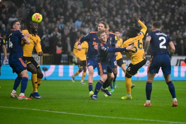 Wolverhampton Wanderers v Newcastle United, Premier League Wolverhampton Wanderers forward Mateus Mane (36) takes a shot at goal under pressure from Newcastle United defender Kieran Trippier (2) during the Premier League match between Wolverhampton Wanderers and Newcastle United at Molineux, Wolverhampton, UK on 18 January 2026. Wolverhampton Molineux West Midlands UK Editorial use only DataCo restrictions apply See www.football-dataco.com , Copyright: xDennisxGoodwinx PSI-23590-0046