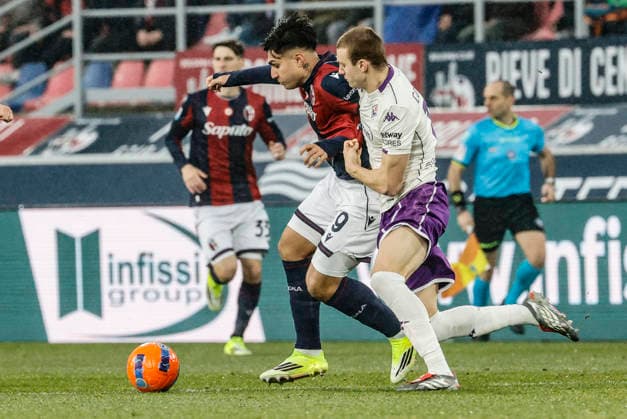 January 18, 2026, Bologna, BOLOGNA: Bologna s Santiago Castro (L) and Fiorentina s Pietro Comuzzo in action during the Italian Serie A soccer match Bologna FC vs ACF Fiorentina at Renato Dall Ara stadium in Bologna, Italy, 18 January 2026. .ANSA SERENA CAMPANINI Soccer: Serie A ; Bologna-Fiorentina  - ZUMAa110 20260118_zaf_a110_012 Copyright: xSerenaxCampaninix