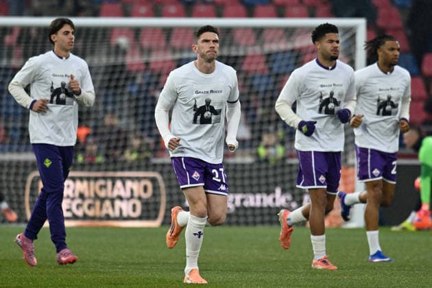CALCIO - Serie A - Bologna FC vs ACF Fiorentina ACF Fiorentina s players with a tshirt in memory of ACF Fiorentina s president Rocco Commisso during warmup during Bologna FC vs ACF Fiorentina, Italian soccer Serie A match in Bologna, Italy, January 18 2026 Bologna Italy  Copyright: xIPAxSport ABACAx