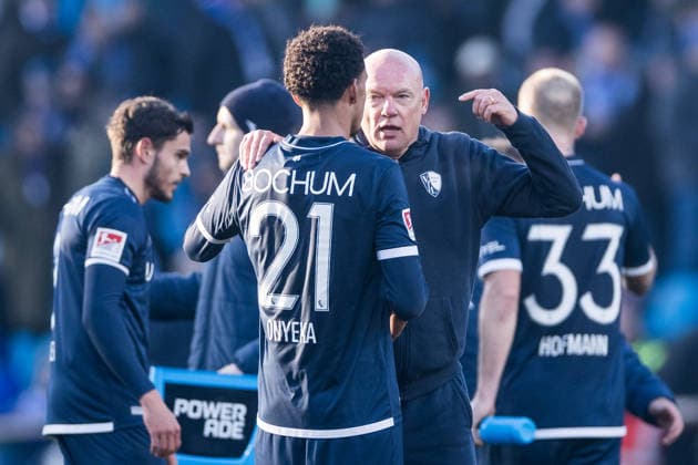 2 Soccer Bundesliga, VfL Bochum SV Darmstadt 98 18 01 2026 Uwe Rösler Coach VfL Bochum talks to Francis Onyeka VfL Bochum, 21 after whistle 2 Soccer Bundesliga, VfL Bochum SV Darmstadt 98, VONONVIA Ruhrstadion on 18 01 2026 DFL REGULATIONS PROHIBIT ANY USE OF PHOTOGRAPHS AS IMAGE SEQUENCES AND OR QUASI VIDEO Copyright: xBEAUTIFULxSPORTS Wunderlx