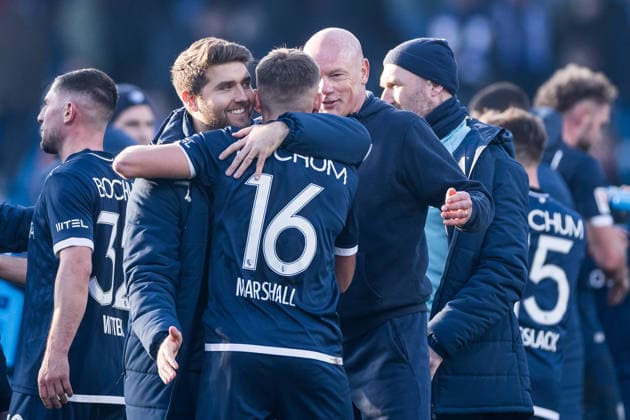 2 Soccer Bundesliga, VfL Bochum SV Darmstadt 98 18 01 2026 Uwe Rösler coach VfL Bochum hugs Callum Marshall VfL Bochum, 16 after final whistle 2 Soccer Bundesliga, VfL Bochum SV Darmstadt 98, VONONVIA Ruhrstadion on 18 01 2026 DFL REGULATIONS PROHIBIT ANY USE OF PHOTOGRAPHS AS IMAGE SEQUENCES AND OR QUASI VIDEO Copyright: xBEAUTIFULxSPORTS Wunderlx
