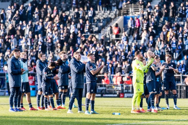2 Fussball Bundesliga, VfL Bochum SV Darmstadt 98 18 01 2026 The players of VfL Bochum thank the fans 2 Fussball Bundesliga, VfL Bochum SV Darmstadt 98, VONONVIA Ruhrstadion on 18 01 2026 DFL REGULATIONS PROHIBIT ANY USE OF PHOTOGRAPHS AS IMAGE SEQUENCES AND OR QUASI VIDEO Copyright: xBEAUTIFULxSPORTS Wunderlx