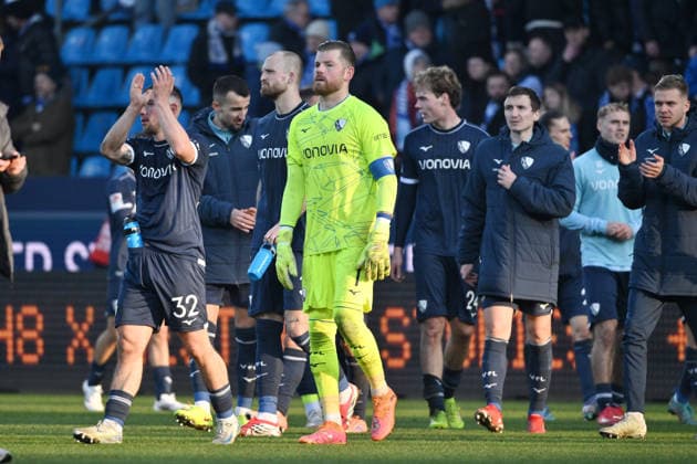Bochum players after the match, center goalkeeper Timo Horn VfL Bochum 18 01 2026, Soccer 2 Bundesliga, Season 2025 2026, 18 Matchday, VfL Bochum SV Darmstadt 98 DFL regulations prohibit any use of photographs as image sequences and or quasi video Bochum Vonovia Ruhrstadion Nordrhein Westfalen Germany Team2