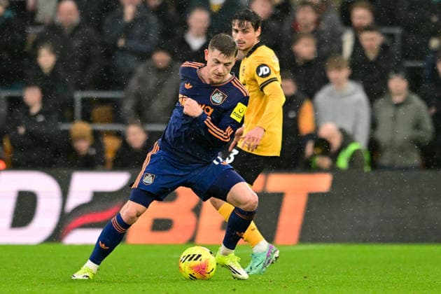 Wolverhampton Wanderers v Newcastle United, Premier League Newcastle United forward Harvey Barnes (11) turns Wolverhampton Wanderers defender Hugo Bueno (3) during the Premier League match between Wolverhampton Wanderers and Newcastle United at Molineux, Wolverhampton, UK on 18 January 2026. Wolverhampton Molineux West Midlands UK Editorial use only DataCo restrictions apply See www.football-dataco.com , Copyright: xDennisxGoodwinx PSI-23590-0049