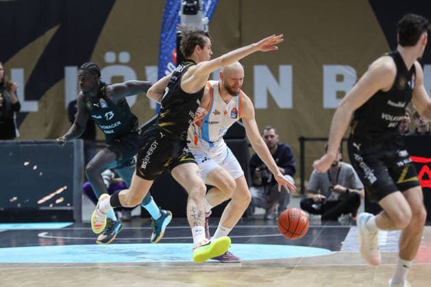 18 01 2026, xgox, Basketball, easyCredit BBL, Basketball Loewen Braunschweig Science City Jena emspor, v l Benjamin Schroeder Schröder, Braunschweig, 2 Robin Christen Jena, 8 Braunschweig