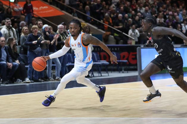 18 01 2026, xgox, Basketball, easyCredit BBL, Basketball Loewen Braunschweig Science City Jena emspor, v l Uchenna Iroegbu Jena, 1 Braunschweig