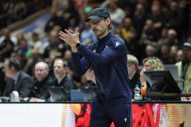 18 01 2026, xgox, Basketball, easyCredit BBL, Basketball Loewen Braunschweig Science City Jena emspor, v l Björn Harmsen Jena, coach gives instructions, gesticulates with arms, gesticulate, gives instructions Braunschweig