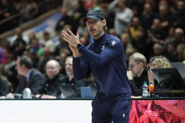 18 01 2026, xgox, Basketball, easyCredit BBL, Basketball Loewen Braunschweig Science City Jena emspor, v l Björn Harmsen Jena, coach gives instructions, gesticulates with arms, gesticulate, gives instructions Braunschweig