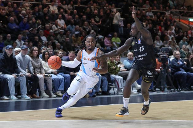 18 01 2026, xgox, Basketball, easyCredit BBL, Basketball Loewen Braunschweig Science City Jena emspor, v l Uchenna Iroegbu Jena, 1 , Barra Njie Braunschweig, 13 Braunschweig