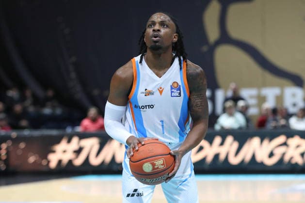 18 01 2026, xgox, Basketball, easyCredit BBL, Basketball Loewen Braunschweig Science City Jena emspor, v l Uchenna Iroegbu Jena, 1 Braunschweig