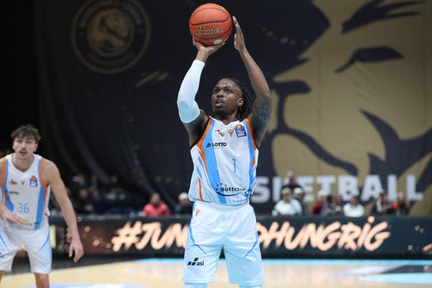 18 01 2026, xgox, Basketball, easyCredit BBL, Basketball Loewen Braunschweig Science City Jena emspor, v l Uchenna Iroegbu Jena, 1 Braunschweig