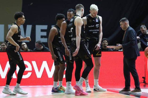 18 01 2026, xgox, Basketball, easyCredit BBL, Basketball Loewen Braunschweig Science City Jena emspor, v l Konstantin Papazoglou Braunschweig, coach gives instructions, gesticulates with arms, gesticulate, gives instructions Braunschweig