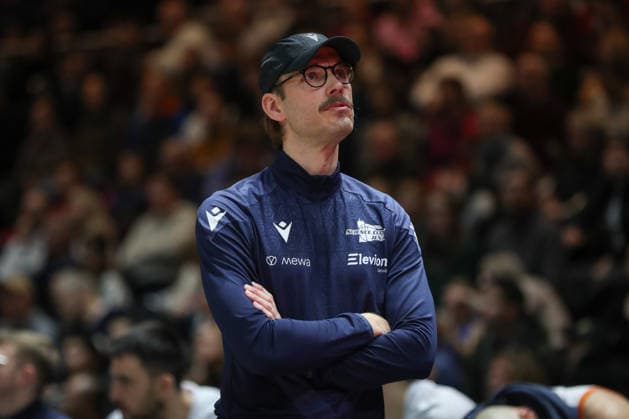 18 01 2026, xgox, Basketball, easyCredit BBL, Basketball Loewen Braunschweig Science City Jena emspor, f l Björn Harmsen Jena, Coach Braunschweig