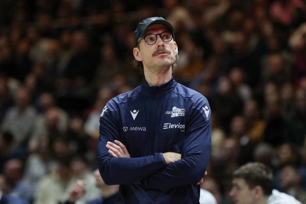 18 01 2026, xgox, Basketball, easyCredit BBL, Basketball Loewen Braunschweig Science City Jena emspor, f l Björn Harmsen Jena, Coach Braunschweig