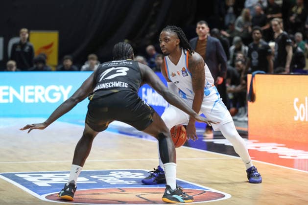 18 01 2026, xgox, Basketball, easyCredit BBL, Basketball Loewen Braunschweig Science City Jena emspor, v l Uchenna Iroegbu Jena, 1 Braunschweig