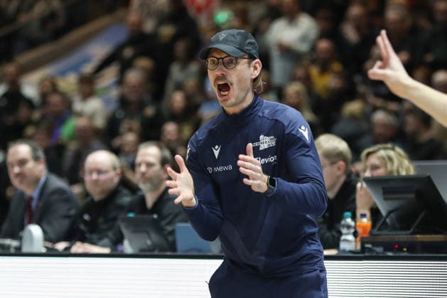 18 01 2026, xgox, Basketball, easyCredit BBL, Basketball Loewen Braunschweig Science City Jena emspor, v l Björn Harmsen Jena, coach gives instructions, gesticulates with arms, gesticulate, gives instructions Braunschweig
