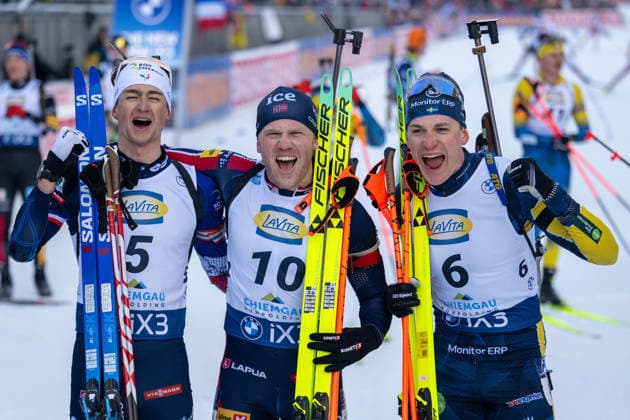 Die drei auf dem Stockerl, v.l. Eric Perrot (FRA), Johannes Dale-Skjevdal (NOR) und Martin Ponsiluoma (SWE). xettx, Deutschland, Ruhpolding, 18.01.2026, Biathlon, IBU World Cup: Ruhpolding, 2025 2026, Men 12.5km Verfolgung, Chiemgau Arena *** The three on the podium, from l Eric Perrot FRA , Johannes Dale Skjevdal NOR and Martin Ponsiluoma SWE xettx, Germany, Ruhpolding, 18 01 2026, Biathlon, IBU World Cup Ruhpolding, 2025 2026, Men 12 5km pursuit, Chiemgau Arena