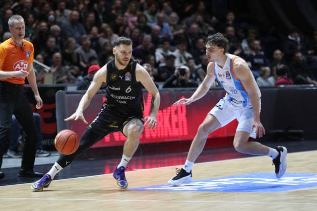 18 01 2026, xgox, Basketball, easyCredit BBL, Basketball Loewen Braunschweig Science City Jena emspor, v l Ferdinand Zylka Braunschweig, 6 , Kristoffer Krause Jena, 36 Braunschweig