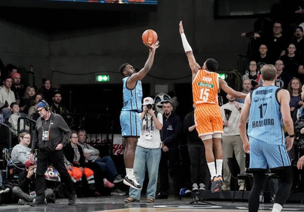 Germany easyCredit BBL, Main Round 2025 26, 16 Matchday Veolia Towers Hamburg vs ratiopharm ulm Inselpark Arena Hamburg Justin Simon ratiopharm ulm, 15 , Jan Niklas Wimberg Veolia Towers Hamburg, 17 , Osaro Jürgen Rich Veolia Towers Hamburg, 3 Copyright: xStefanxTrochax