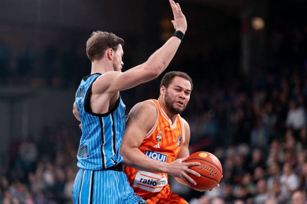 Christopher Ledlum Ratiopharm Ulm, 04 in duel with Niklas Wimberg Veolia Towers Hamburg, 17 , GER, Veolia Towers Hamburg vs Ratiopharm Ulm, Basketball, Bundesliga, Matchday 16, Season 2025 2026, 18 01 2026 GER, Veolia Towers Hamburg vs Ratiopharm Ulm, Basketball, Bundesliga, Matchday 16, Season 2025 2026, 18 01 2026 Hamburg Copyright: xEibner-Pressefoto MaxxVincenx EP_MVN