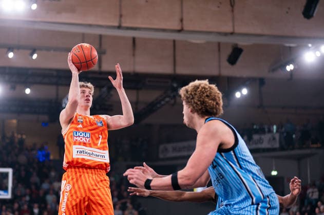 Tobias Jensen Ratiopharm Ulm, 07 on throw, Zacharie Perrin Veolia Towers Hamburg, 52 , GER, Veolia Towers Hamburg vs Ratiopharm Ulm, Basketball, Bundesliga, Matchday 16, Season 2025 2026, 18 01 2026 GER, Veolia Towers Hamburg vs Ratiopharm Ulm, Basketball, Bundesliga, Matchday 16, Season 2025 2026, 18 01 2026 Hamburg Copyright: xEibner-Pressefoto MaxxVincenx EP_MVN