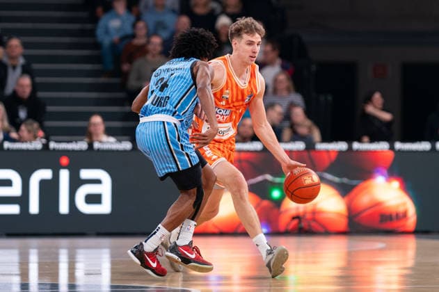 Tobias Jensen Ratiopharm Ulm, 07 dribbling against Ross Williams Veolia Towers Hamburg, 34 , GER, Veolia Towers Hamburg vs Ratiopharm Ulm, Basketball, Bundesliga, Matchday 16, Season 2025 2026, 18 01 2026 GER, Veolia Towers Hamburg vs Ratiopharm Ulm, Basketball, Bundesliga, Matchday 16, Season 2025 2026, 18 01 2026 Hamburg Copyright: xEibner-Pressefoto MaxxVincenx EP_MVN