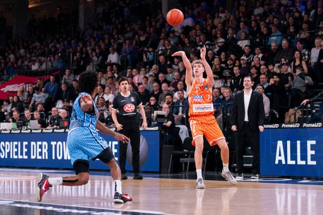 Tobias Jensen Ratiopharm Ulm, 07 on pass, Ross Williams Veolia Towers Hamburg, 34 , GER, Veolia Towers Hamburg vs Ratiopharm Ulm, Basketball, Bundesliga, Matchday 16, Season 2025 2026, 18 01 2026 GER, Veolia Towers Hamburg vs Ratiopharm Ulm, Basketball, Bundesliga, Matchday 16, Season 2025 2026, 18 01 2026 Hamburg Copyright: xEibner-Pressefoto MaxxVincenx EP_MVN