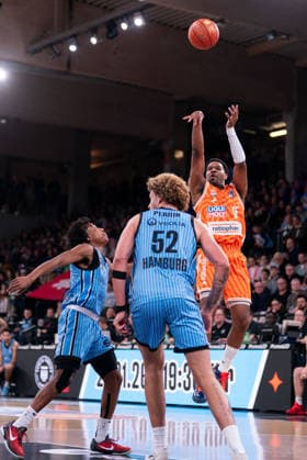 Justin Simon Ratiopharm Ulm, 15 on throw, Ross Williams Veolia Towers Hamburg, 34 , Zacharie Perrin Veolia Towers Hamburg, 52 , GER, Veolia Towers Hamburg vs Ratiopharm Ulm, Basketball, Bundesliga, Matchday 16, Season 2025 2026, 18 01 2026 GER, Veolia Towers Hamburg vs Ratiopharm Ulm, Basketball, Bundesliga, Matchday 16, Season 2025 2026, 18 01 2026 Hamburg Copyright: xEibner-Pressefoto MaxxVincenx EP_MVN